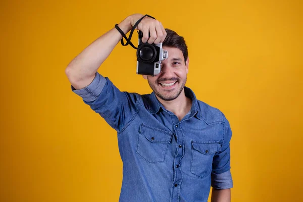 Sarı Arka Planda Sevimli Bir Fotoğrafçı Fotoğraf Makinesi Olan Bir — Stok fotoğraf