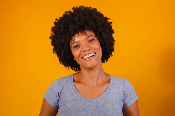 Bella Ragazza Afro Americana Con Acconciatura Afro Sorridente Donna Con — Foto Stock