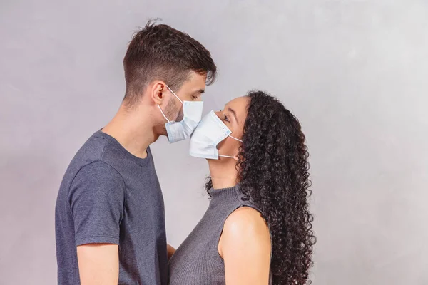 Unga Millennials Par Bär Skyddande Ansiktsmasker Och Kysser Varandra Virus — Stockfoto