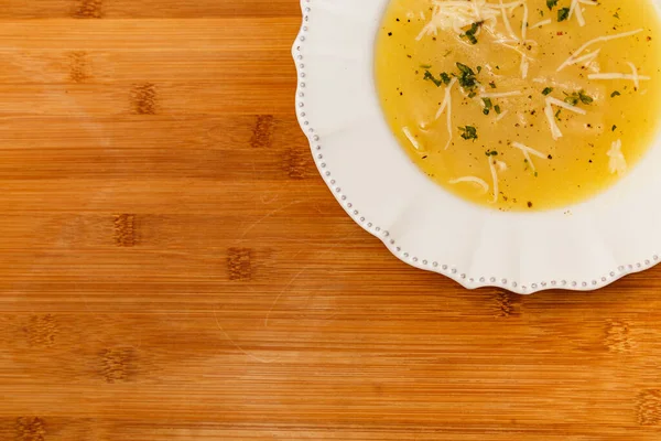 おいしいとおいしいキャッサバのスープ ジャガイモのスープ 上にすりおろしたチーズとスープ パセリ 木の背景に スープ料理 冬の食べ物 — ストック写真