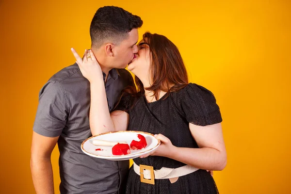 Genç Sevgililer Günü Çifti Ellerinde Kalp Şeklinde Bir Çikolata Tutuyor — Stok fotoğraf