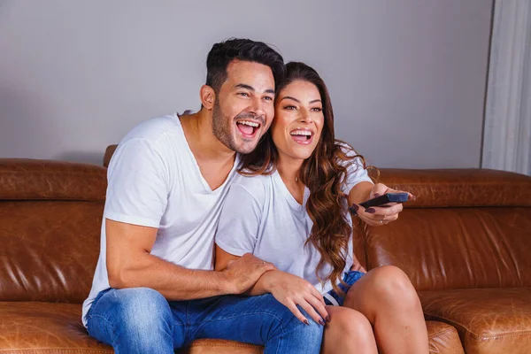 Valentijn Paar Met Afstandsbediening Televisie Kijken Comfortabele Bank — Stockfoto