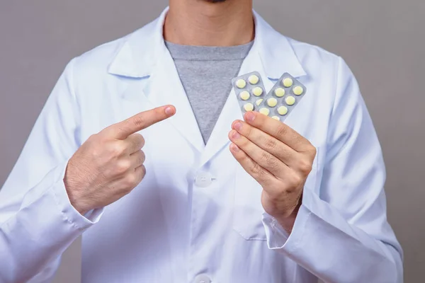 Чоловік Лікар Тримає Таблетки — стокове фото