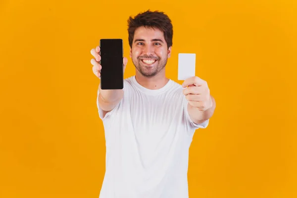 Ung Stilig Man Med Mobiltelefon Och Kreditkort Gör Inköp App — Stockfoto
