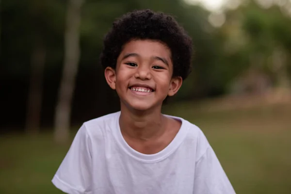 Parktaki Kameraya Gülümseyen Küçük Afro Çocuk — Stok fotoğraf