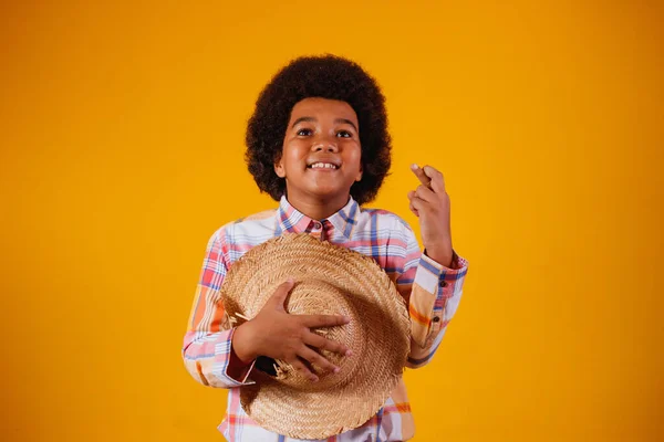 Portret Van Een Kleine Jongen Afro Die Typische Kleren Draagt — Stockfoto