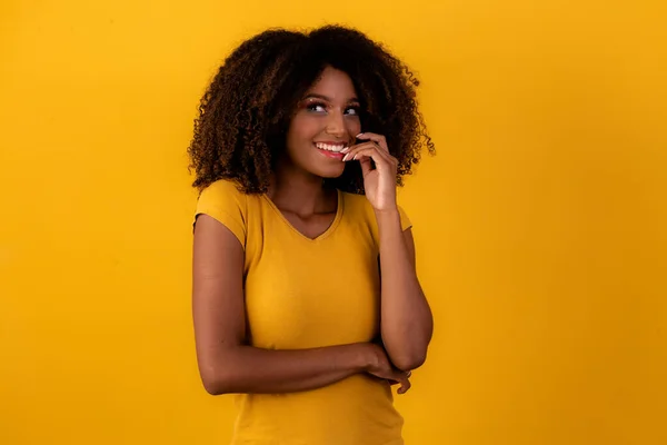 Νευρική Afro Γυναίκα Κίτρινο Φόντο — Φωτογραφία Αρχείου