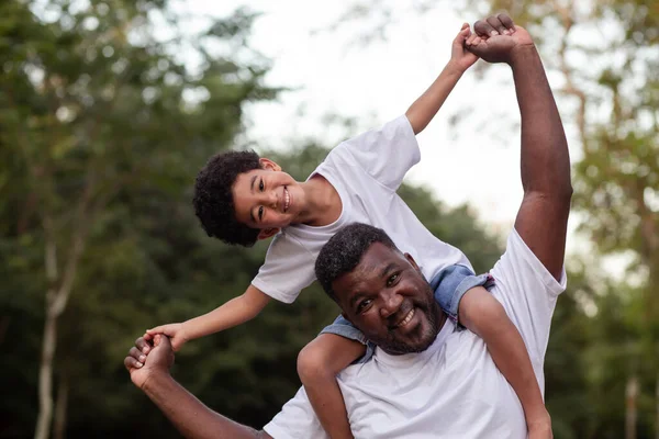 父親と公園にいるアフロ少年の首に — ストック写真