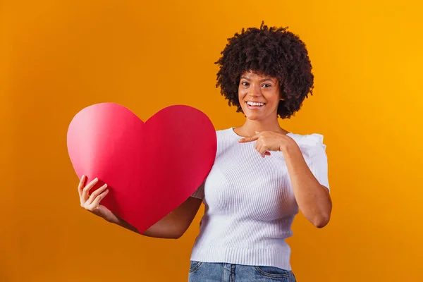 Foto Retrato Sorrindo Afro Mulher Segurando Grande Cartão Coração Vermelho — Fotografia de Stock