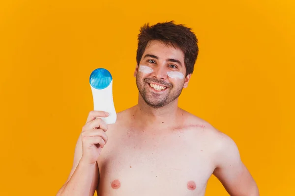 Schöner Mann Mit Bart Urlaub Badebekleidung Mit Einer Flasche Sonnencreme — Stockfoto
