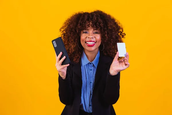 Porträtt Upphetsad Affärskvinna Tittar Mobiltelefon När Står Och Håller Kreditkort — Stockfoto