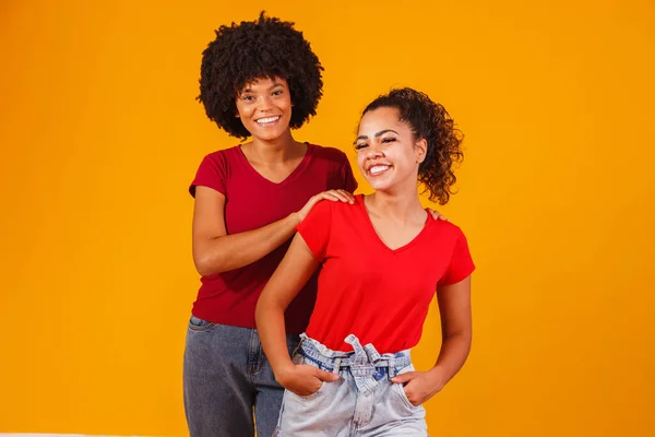 Unga Vackra Och Glada Afro Kvinnliga Vänner Ler Mot Kameran — Stockfoto