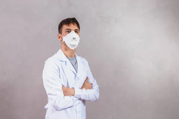 Médico Con Máscara Protectora Contra Covid Con Brazos Cruzados Con —  Fotos de Stock