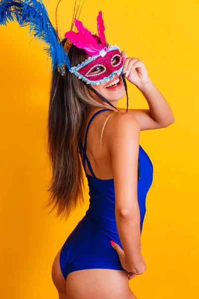 Vacker Kvinna Klädd För Karnevalsnatten Leende Kvinna Redo Att Njuta — Stockfoto
