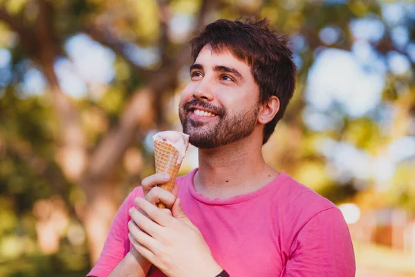 Jeune Homme Beau Manger Crème Glacée Dans Parc — Photo
