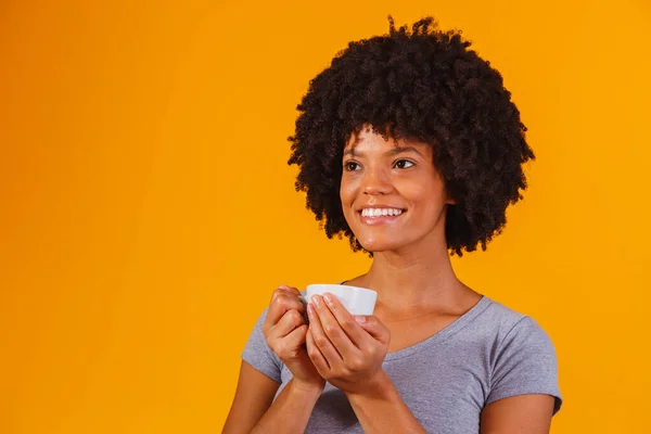 Afro Kadın Sarı Arka Planda Çay Içiyor — Stok fotoğraf