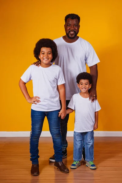 Portret Afroamerykańskiego Ojca Czarnymi Dziećmi Żółtym Tle Dzień Ojca — Zdjęcie stockowe