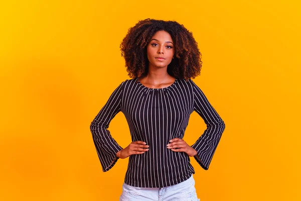 Sarı Arka Planda Kıvırcık Saçlı Afro Kadın — Stok fotoğraf