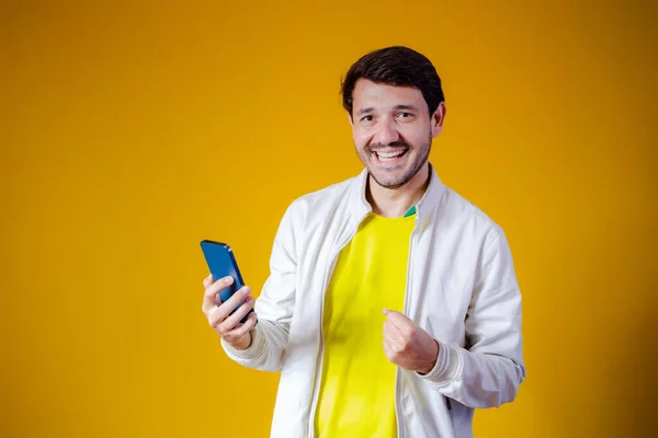 Brezilya Futbol Takımının Destekçisi Bir Golü Akıllı Telefonu Izleyerek Kutluyor — Stok fotoğraf