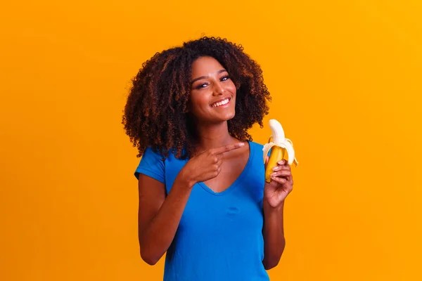 Una Joven Afro Comiendo Plátano Concepto Salud Alimentación Saludable — Foto de Stock