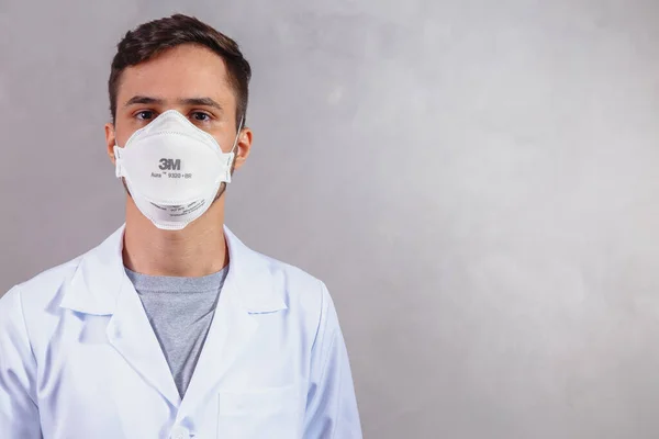 Arzt Medizinischer Maske Blickt Kamera — Stockfoto