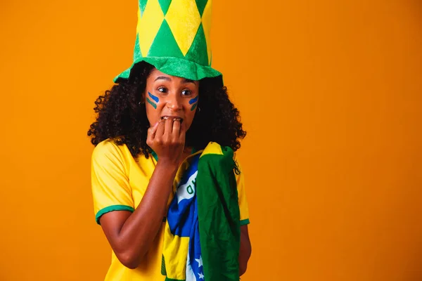 巴西粉丝 在肖像上挂着巴西铜牌 巴西球迷对足球或黄色背景的足球比赛感到焦虑和焦虑 巴西的色彩 世界杯 — 图库照片