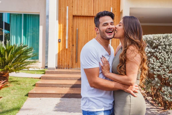Couple Front New Large Modern House Outdoors Happy Couple Dream — Stock Photo, Image
