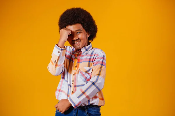 フェスタ純名の代表的な衣装を着た少年アフロの肖像 — ストック写真