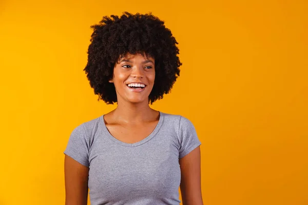 Vacker Afrikansk Amerikansk Flicka Med Afro Frisyr Leende — Stockfoto