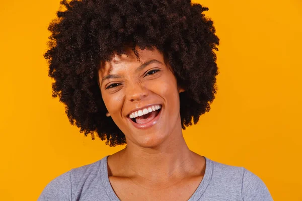 Schöne Afrikanisch Amerikanische Mädchen Mit Einer Afro Frisur Lächelnd Frau — Stockfoto