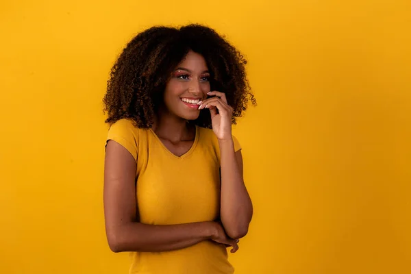 Mujer Afro Nerviosa Sobre Fondo Amarillo —  Fotos de Stock