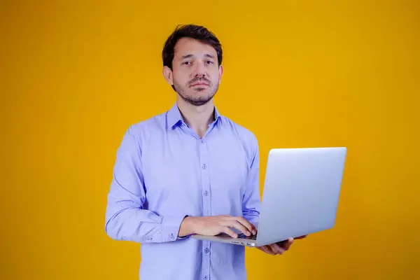 Knappe Man Werken Met Zijn Laptop Gele Achtergrond — Stockfoto