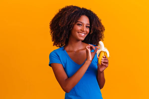 Ung Afro Som Äter Banan Hälsobegreppet Hälsosam Kost — Stockfoto