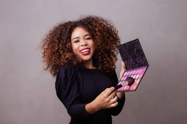 Afro Woman Professional Makeup Artist Holding Makeup Brushes Blush Palette — Stock Photo, Image