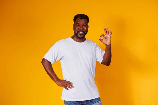 Podobizna Šťastný Afroamerické Muže Známek Usmívá Žlutém Pozadí — Stock fotografie