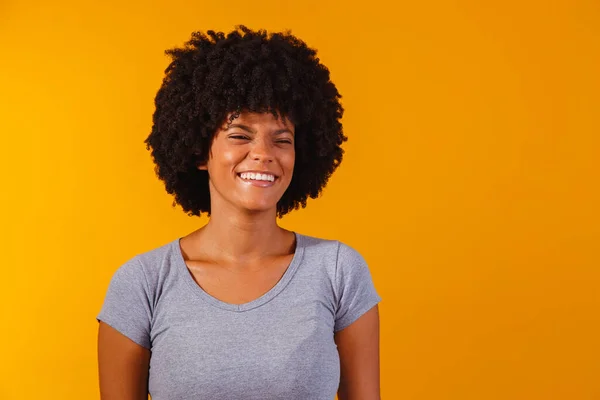 美丽的非洲裔美国女孩 有着非洲式的笑容 — 图库照片
