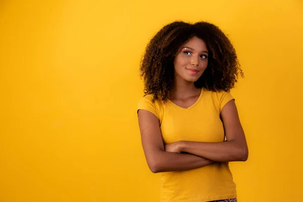 Sarı Arka Planda Afro Kadın Çapraz Kollar — Stok fotoğraf