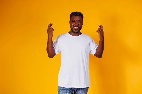 Afro Mann Mit Daumen Auf Gelbem Hintergrund — Stockfoto
