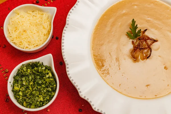 おいしい豆のスープ 豆のスープ 木製の背景 赤い生地の背景 トースト パセリとパルメザンチーズ ブラジルの冬の食べ物 グルメ料理 — ストック写真