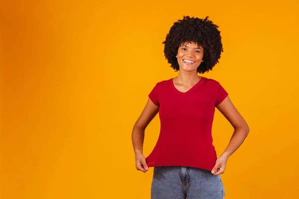 Afro Donna Che Punta Shirt Con Spazio Testo — Foto Stock