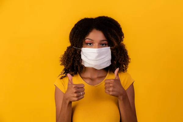 Jong Meisje Draagt Beschermend Masker Bij Corona Virus Pandemie Covid — Stockfoto