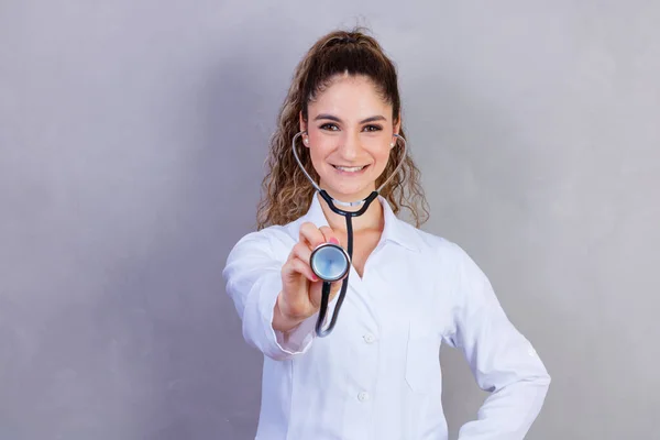 使用听诊器对女医生进行近距离观察 重点是听诊器 — 图库照片