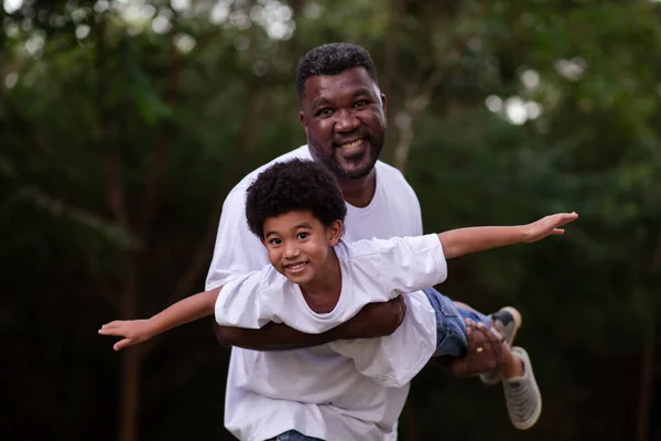 Vater Und Sohn Spielen Draußen Park — Stockfoto