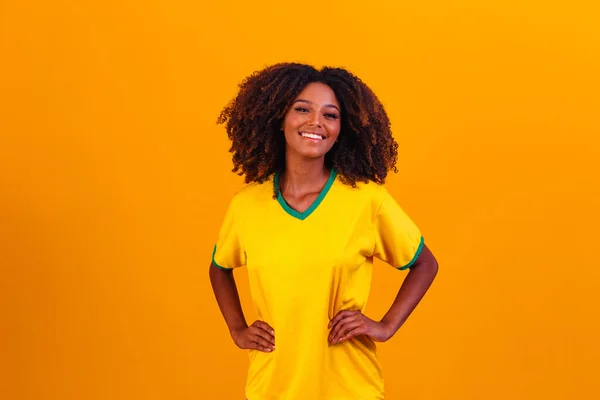 Brazylijski Zwolennik Brazylijska Fanka Piłki Nożnej Lub Piłki Nożnej Żółtym — Zdjęcie stockowe