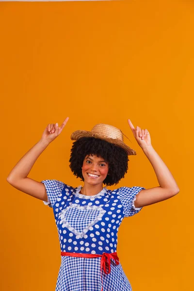 Brazylijska Afro Kobieta Typowym Ubraniu Dla Festa Junina Żółtym Tle — Zdjęcie stockowe