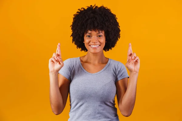非洲女人用手指交叉欢呼胜利 — 图库照片