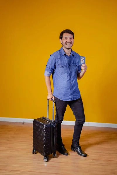 Hombre Con Maleta Pasaporte Sobre Fondo Amarillo Concepto Viaje — Foto de Stock