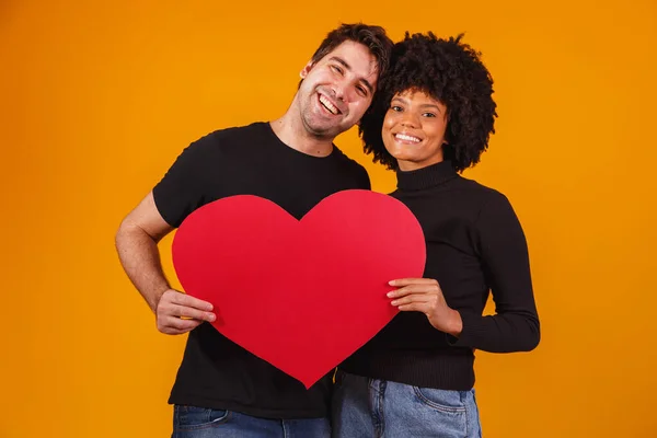 Pareja San Valentín Sosteniendo Corazón Papel Concepto Del Día San —  Fotos de Stock
