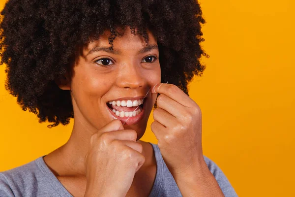 Afro Woman Flossing Her Teeth Oral Health Concept — Stock Photo, Image