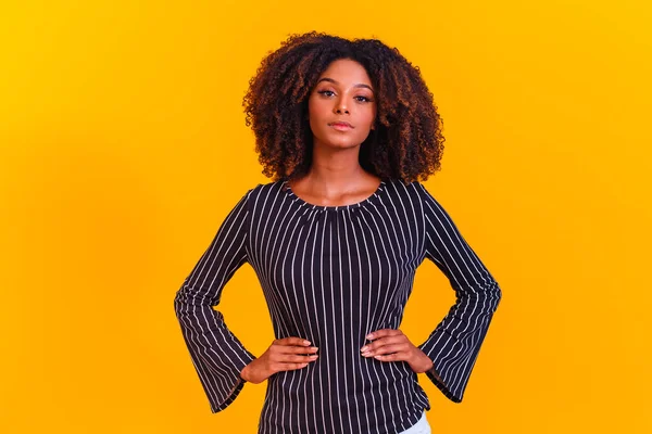 Sarı Arka Planda Kıvırcık Saçlı Afro Kadın — Stok fotoğraf